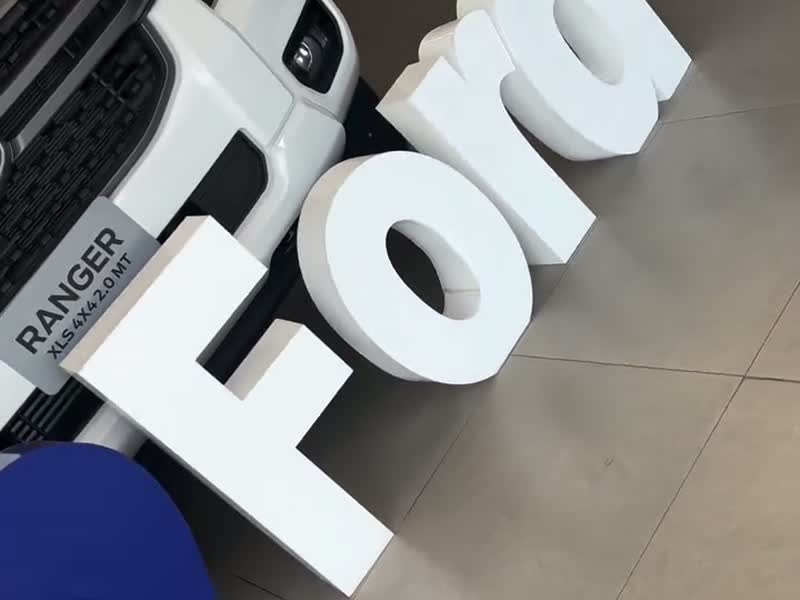 Letras corpóreas para vitrina Ford