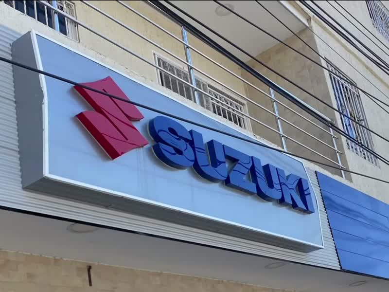 Aviso luminoso Suzuki en fachada